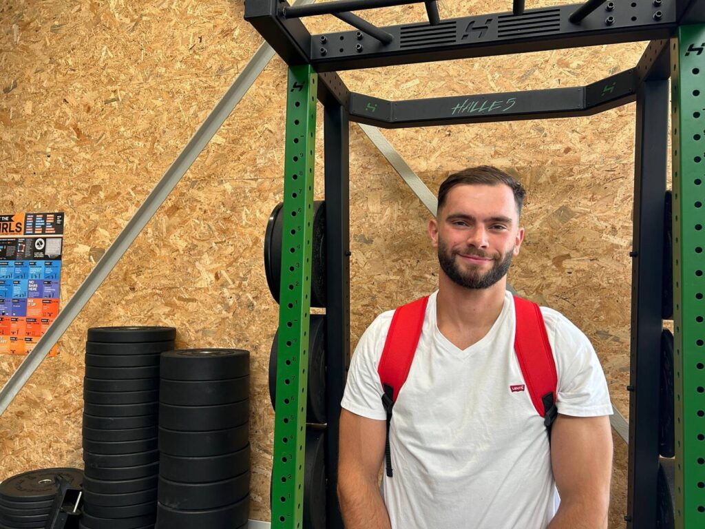 Das Bild zeigt den neuen Spieler Björn Zintel, wie er vor einem Sportgerät steht.