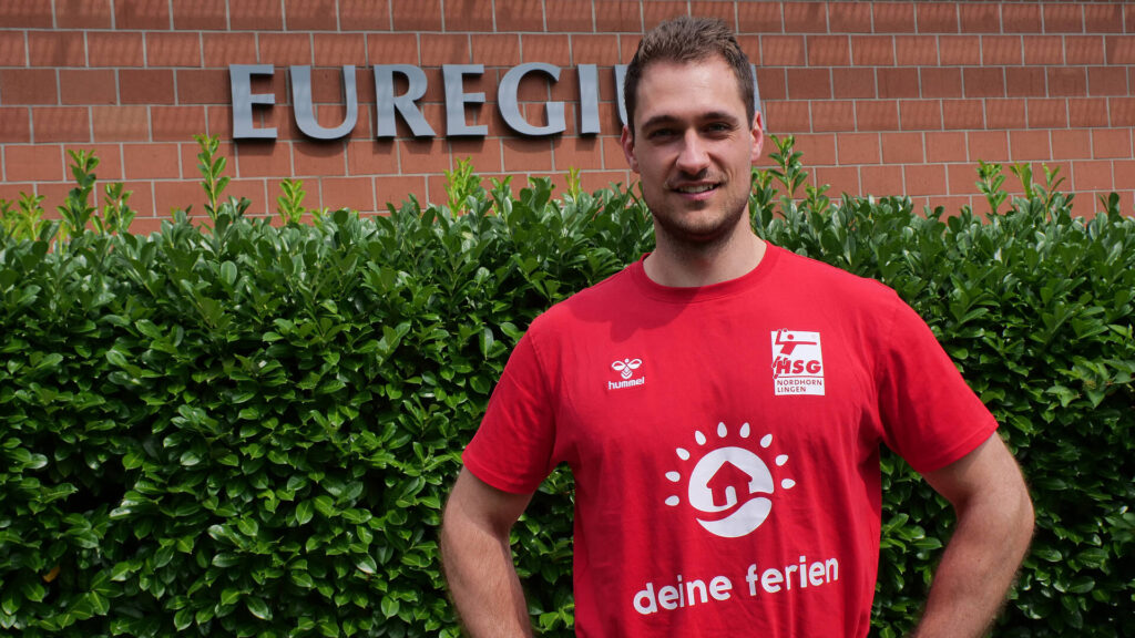 Das Bild zeigt den neuen Athletiktrainer der HSG. Er steht vor dem Euregium.