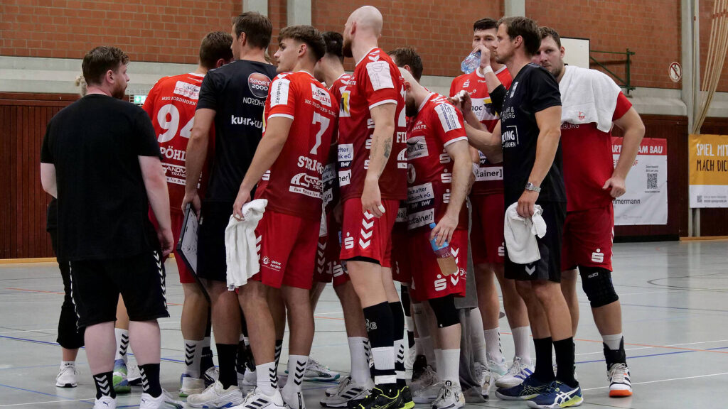 Das Bild zeigt die HSG Mannschaft, wie sie sich noch einmal im Kreis versammeln.