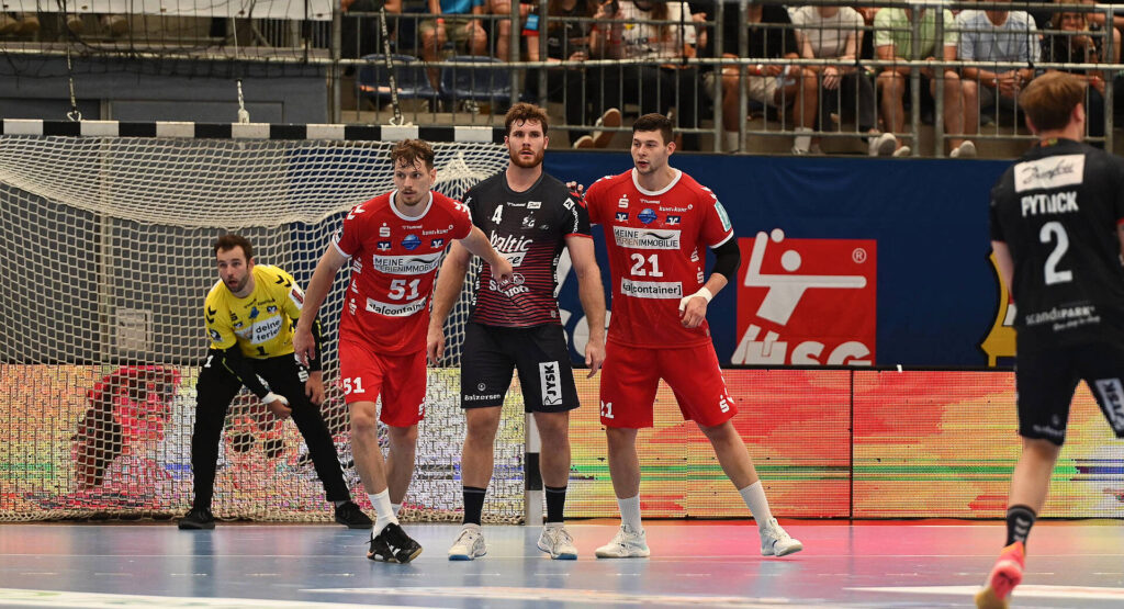 Das Bild zeigt Spieler der HSG Nordhorn und Spieler des SC Flensburg-Handewitt.