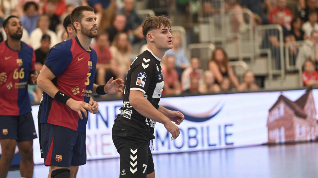 Das Bild zeigt Luke Stricker. Im Hintergrund kann man noch Spieler von Barcelona erkennen.