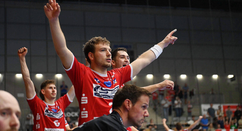 Das Bild zeigt 3 Spieler der HSG, wie sie sich freuen und Jubeln.