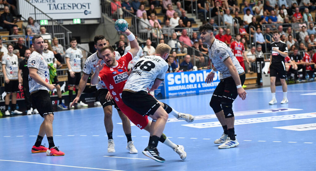 das Bild zeigt eine Szene aus dem Handballspiel, HSG Nordhorn-Lingen vs. HC Elbflorenz.