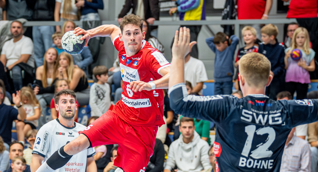 Das Bild zeigt eine Dynamische Szene aus, einem vergangenen Handballspiel. Dort befindet sich die Nummer 6 der HSG Nordhorn-Lingen grade im Torwurf.