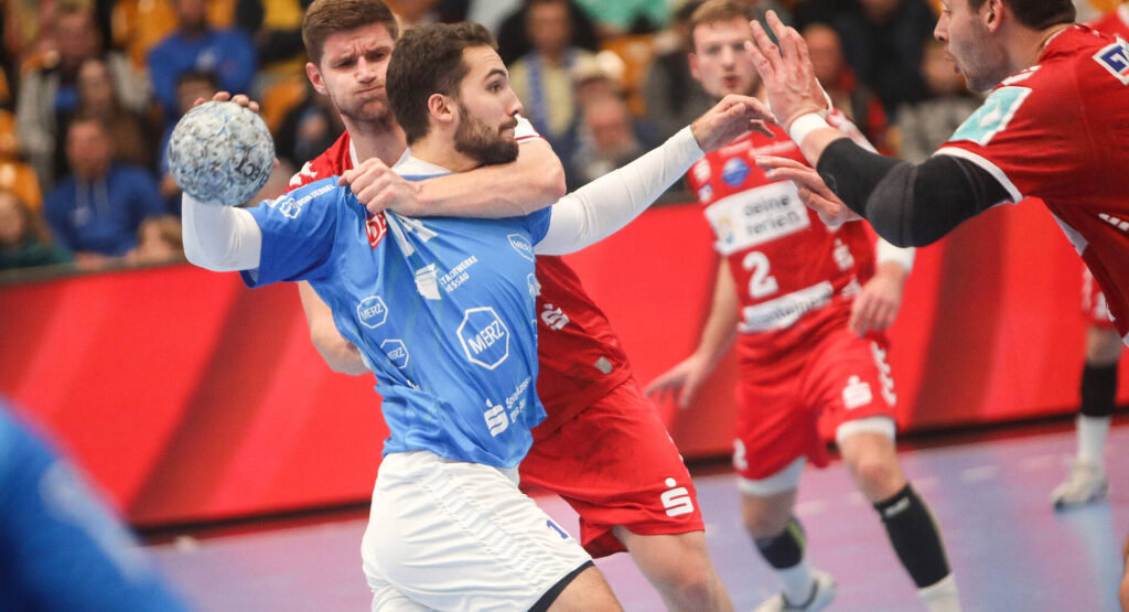 Das Bild zeigt eine dynamische Szene aus dem Spiel Dessau-Roßlauer HV 06 vs. HSG Nordhorn-Lingen.