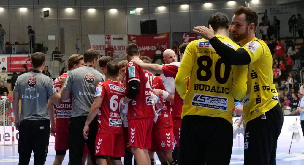 Das Bild zeigt die Mannschaft der HSG Nordhorn-Lingen, wie sie vor oder nach dem Spiel noch einmal alle zusammen stehen.
