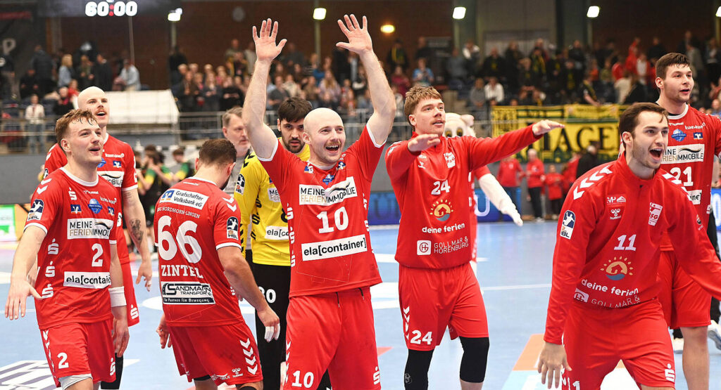 Das Bild zeigt die Spieler der HSG, wie Sie nach dem gewonnenem Spiel jubeln.