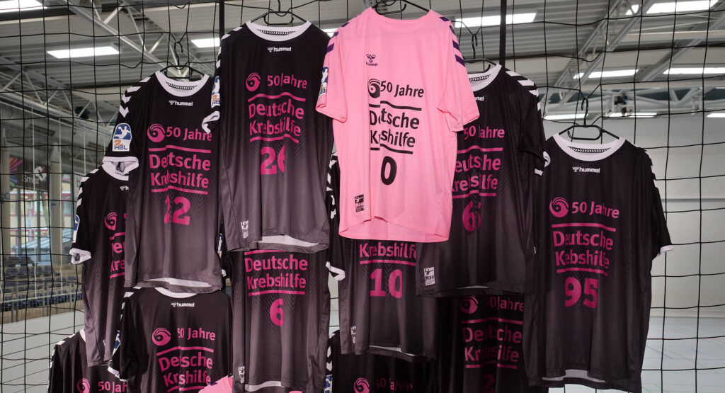 Das Bild zeigt die Sondertrikots der HSG Nordhorn-Lingen, für die "Deutsche Krebshilfe" Aktion.