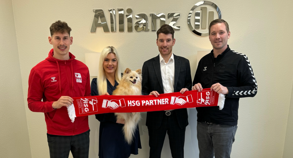 Das Bild zeigt einen Spieler und einen Vertreter der HSG Nordhorn-Lingen, in der Mitte stehen die 2 Vertreter der Allianz-Versicherungsagentur.