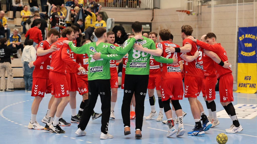 Das Bild zeigt das Team der HSG Nordhorn-Lingen. Sie stehen zusammen in einem Kreis und feiern ihren Sieg.