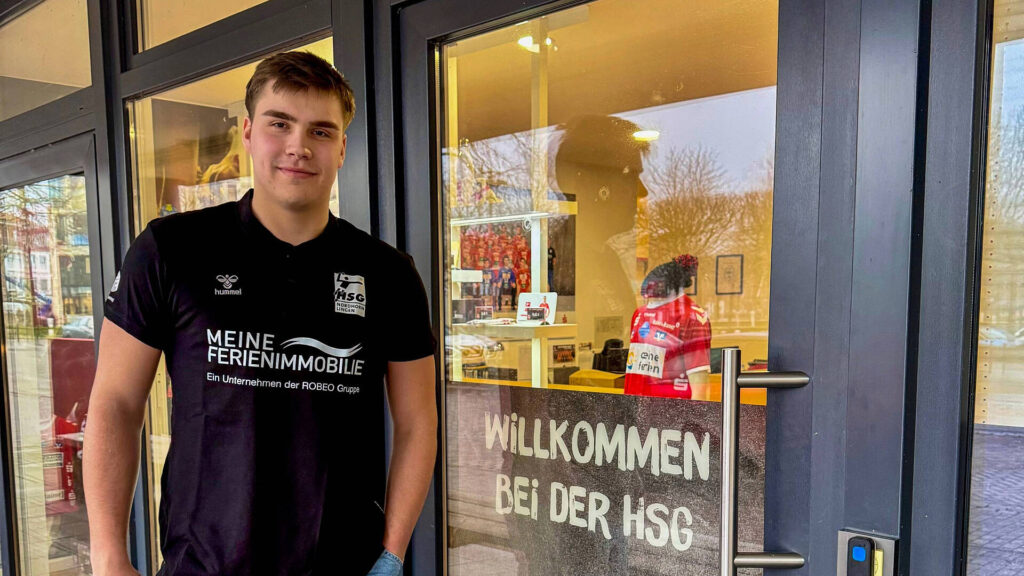 Das Bild zeigt den neuen Torhüter der HSG Nordhorn-Lingen, vor dem Fan-Shop der HSG